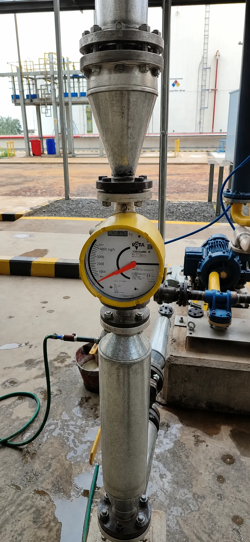 Indicador de caudal Yokogawa instalado en una línea industrial