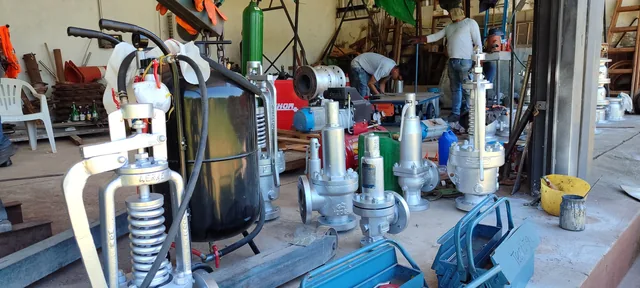 Válvulas de seguridad en proceso de mantenimiento en taller