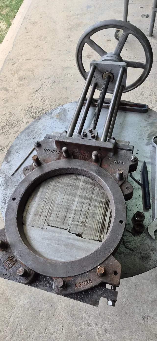 Válvula guillotina recibida para inspección y mantenimiento