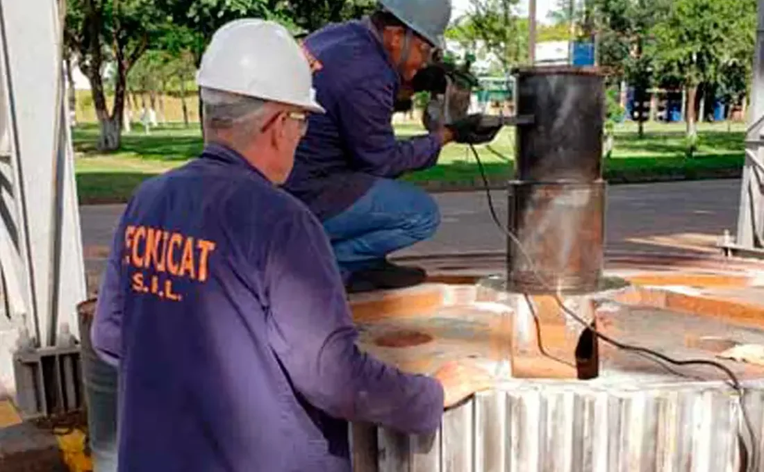 Técnicos de TECNICAT realizando una intervención de campo en Paraguay