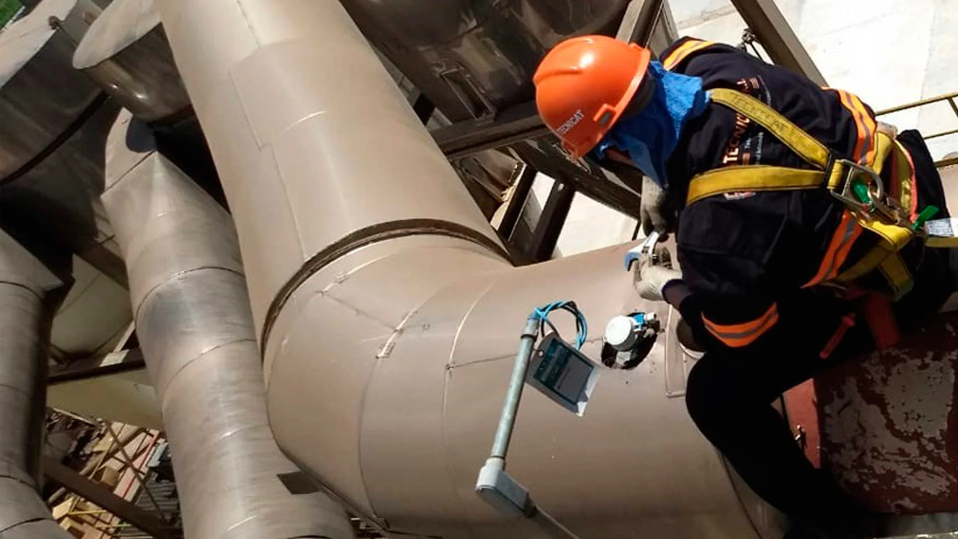Técnico de TECNICAT realizando mantenimiento industrial en planta de Paraguay