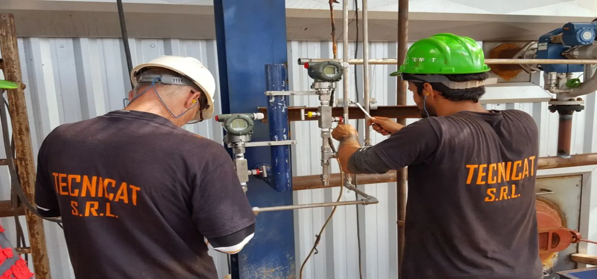 Equipo técnico de TECNICAT trabajando en instrumentación industrial