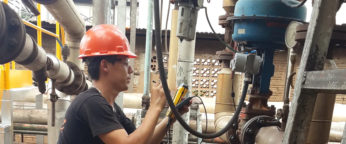 Técnico de TECNICAT revisando instrumentación y válvula de control industrial